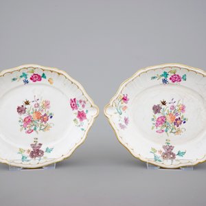 Two pairs of Chinese porcelain serving trays, blue and white and famille rose, 18th C. — foto 6
