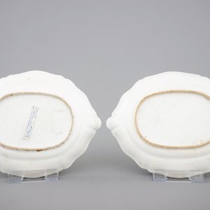 Two pairs of Chinese porcelain serving trays, blue and white and famille rose, 18th C. — foto 7
