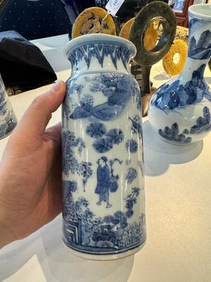 Two pairs of Japanese blue and white vases with figures in a landscape, Edo, 17th C. — 照片 13