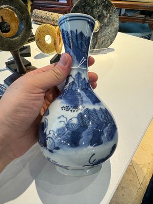 Two pairs of Japanese blue and white vases with figures in a landscape, Edo, 17th C. — 照片 3
