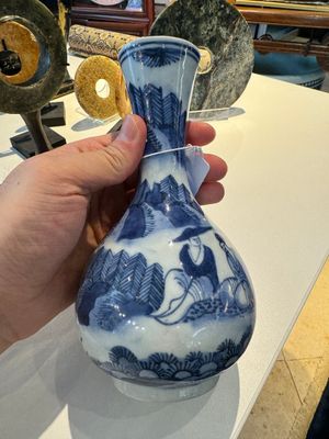Two pairs of Japanese blue and white vases with figures in a landscape, Edo, 17th C. — 照片 4