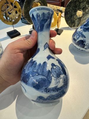 Two pairs of Japanese blue and white vases with figures in a landscape, Edo, 17th C. — 照片 7