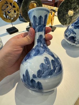 Two pairs of Japanese blue and white vases with figures in a landscape, Edo, 17th C. — 照片 9