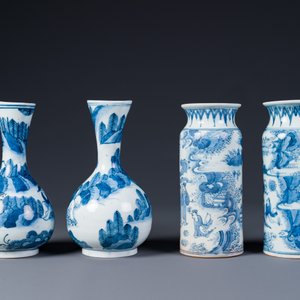 Two pairs of Japanese blue and white vases with figures in a landscape, Edo, 17th C. — 照片 2