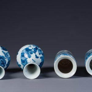 Two pairs of Japanese blue and white vases with figures in a landscape, Edo, 17th C. — 照片 5