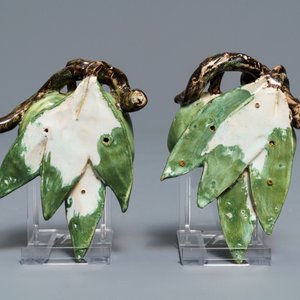 Two pairs of polychrome Dutch Delft models of olives, 18th C. — 照片 2
