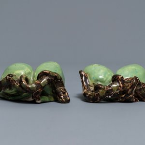 Two pairs of polychrome Dutch Delft models of olives, 18th C. — 照片 3