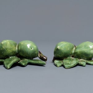 Two pairs of polychrome Dutch Delft models of olives, 18th C. — 照片 4