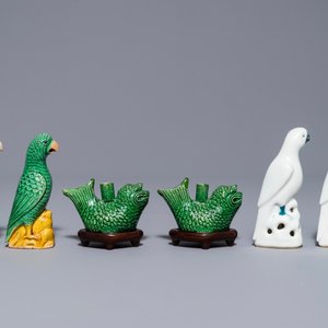 Two pairs of verte biscuit and blanc de Chine parrots and a pair of water droppers, Kangxi and later — 照片 2