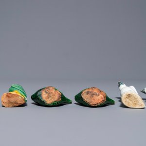 Two pairs of verte biscuit and blanc de Chine parrots and a pair of water droppers, Kangxi and later — 照片 6