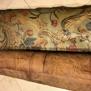 Two panels of embossed and gilded leather wallpaper, The Low Countries, 18th C. — photo 24