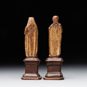 Two parcel-gilt and polychromed miniature oak sculptures of Saint John The Evangelist and Saint Catherine, 16th C. — foto 3