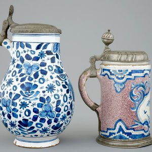 Two pewter-mounted Delft jugs and two blue and white tiles, 17/18th C. — 照片 4