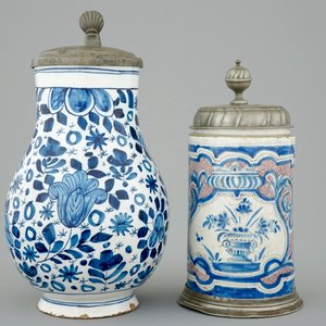 Two pewter-mounted Delft jugs and two blue and white tiles, 17/18th C. — 照片 5