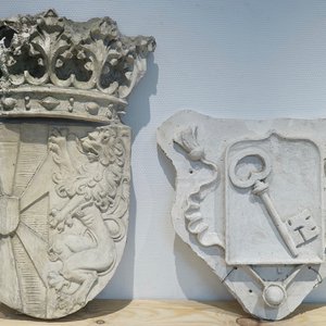 Two plaster casts of Flemish heraldic interest, 19/20th C., Bruges — 照片 1