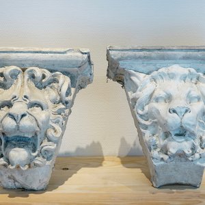 Two plaster casts of lion's heads consoles, 19/20th C., Bruges — photo 1