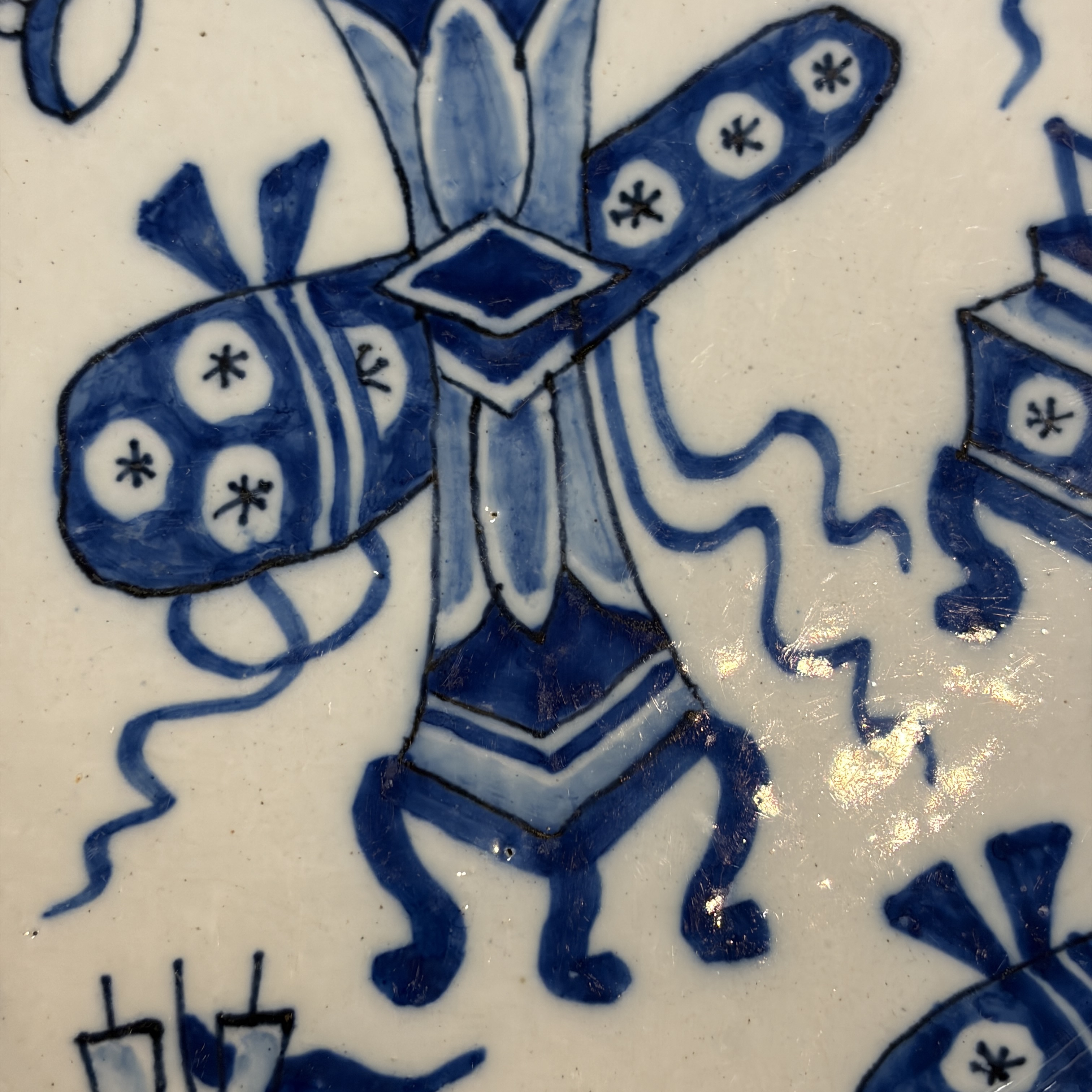     A pair of Dutch Delft blue and white and polychrome ‘Hundred Antiques’ plates — photo 9