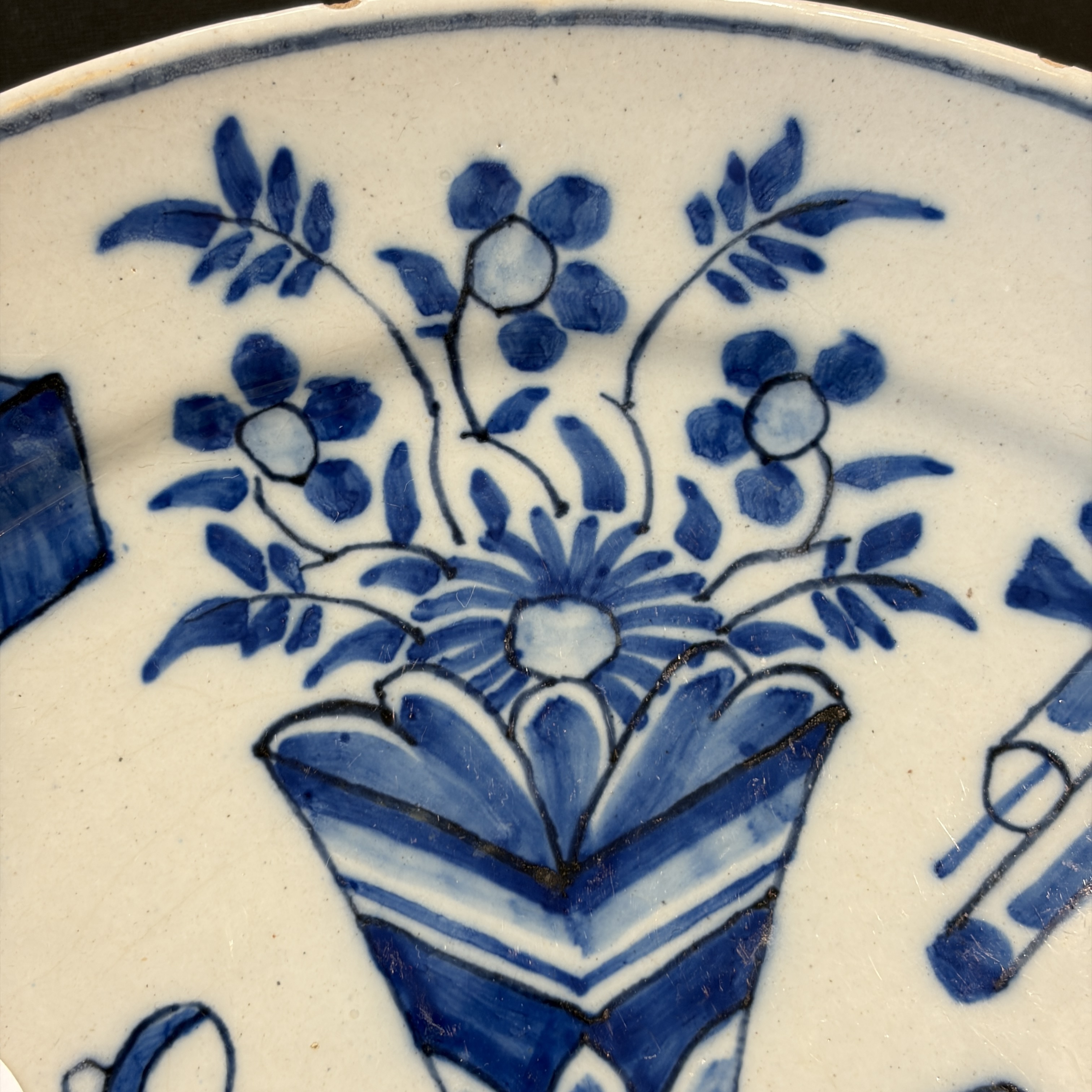     A pair of Dutch Delft blue and white and polychrome ‘Hundred Antiques’ plates — photo 10