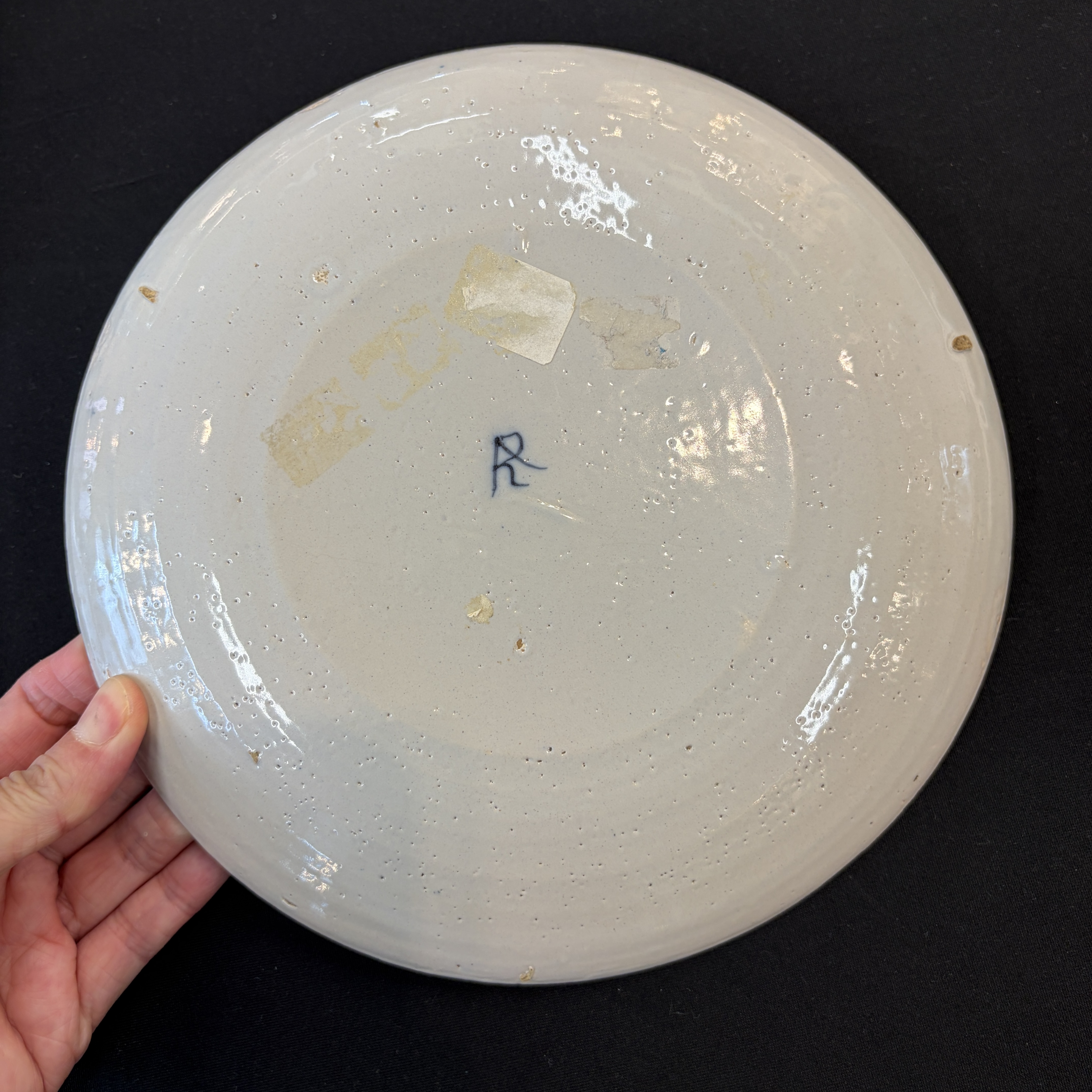     A pair of Dutch Delft blue and white and polychrome ‘Hundred Antiques’ plates — photo 11
