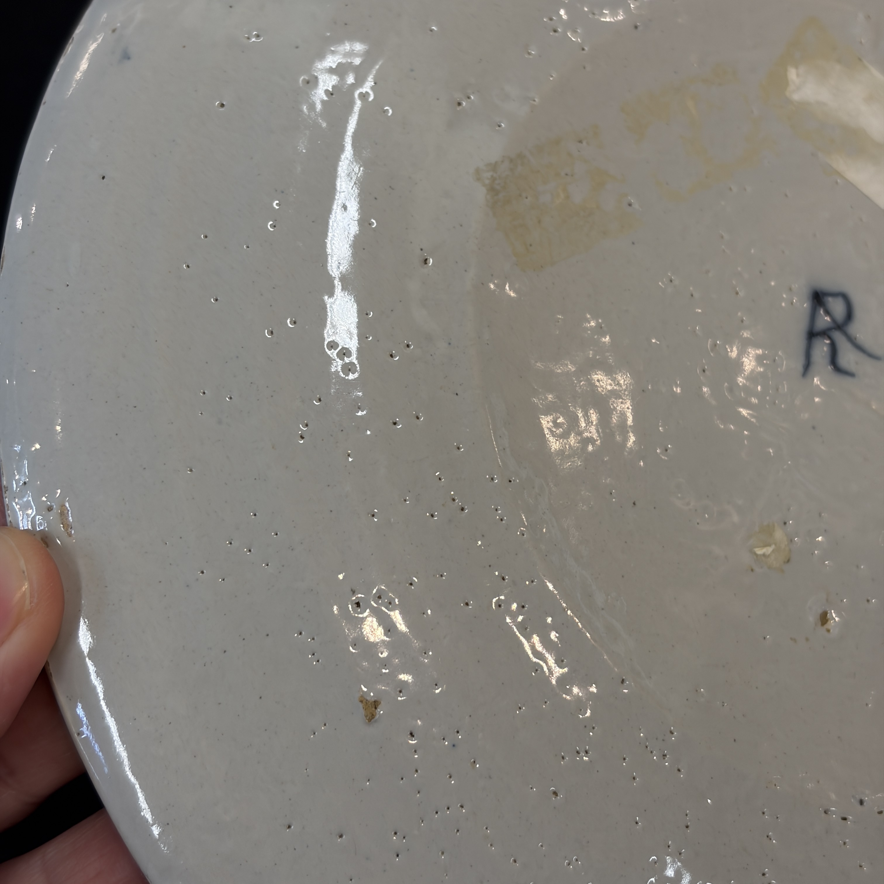     A pair of Dutch Delft blue and white and polychrome ‘Hundred Antiques’ plates — photo 13