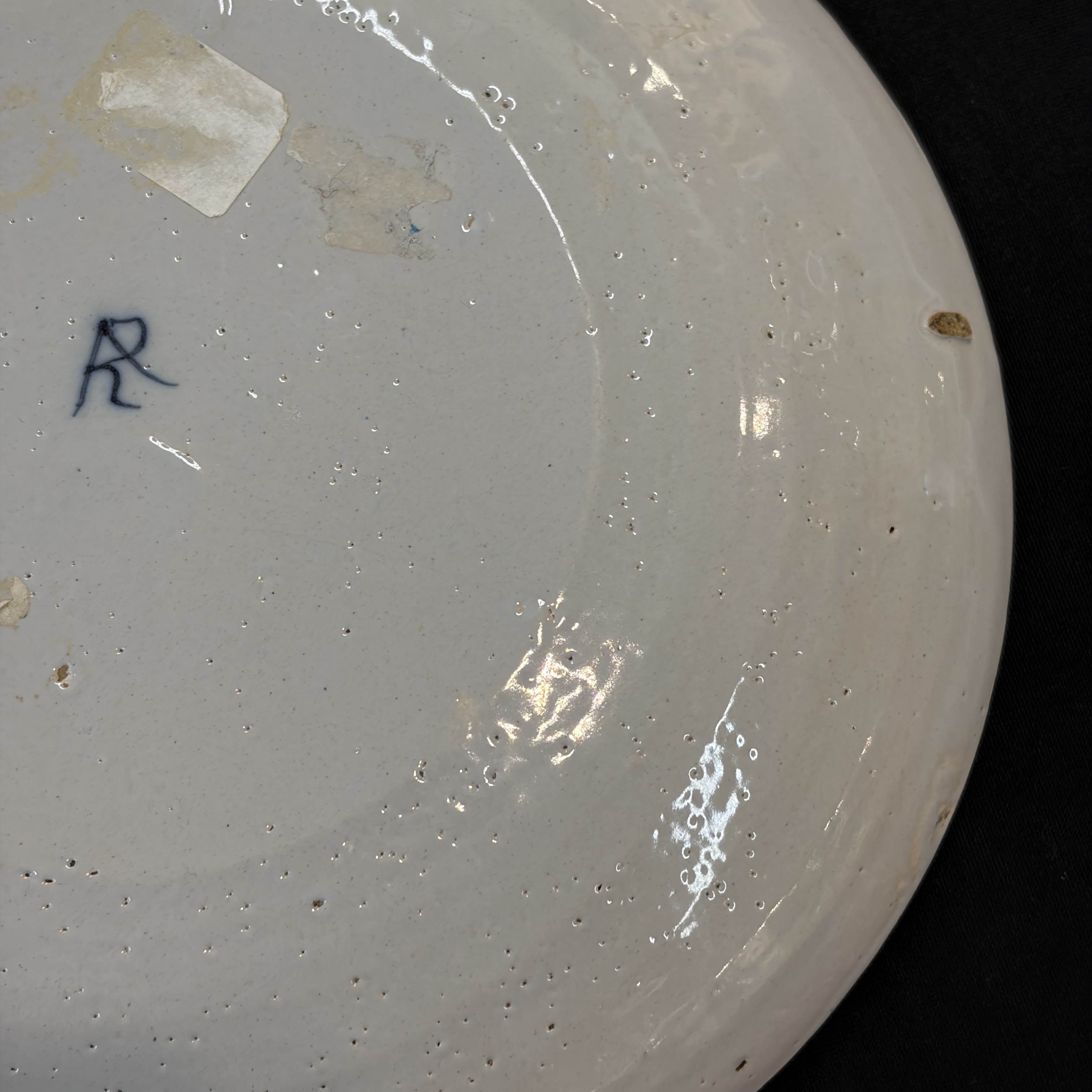     A pair of Dutch Delft blue and white and polychrome ‘Hundred Antiques’ plates — photo 15