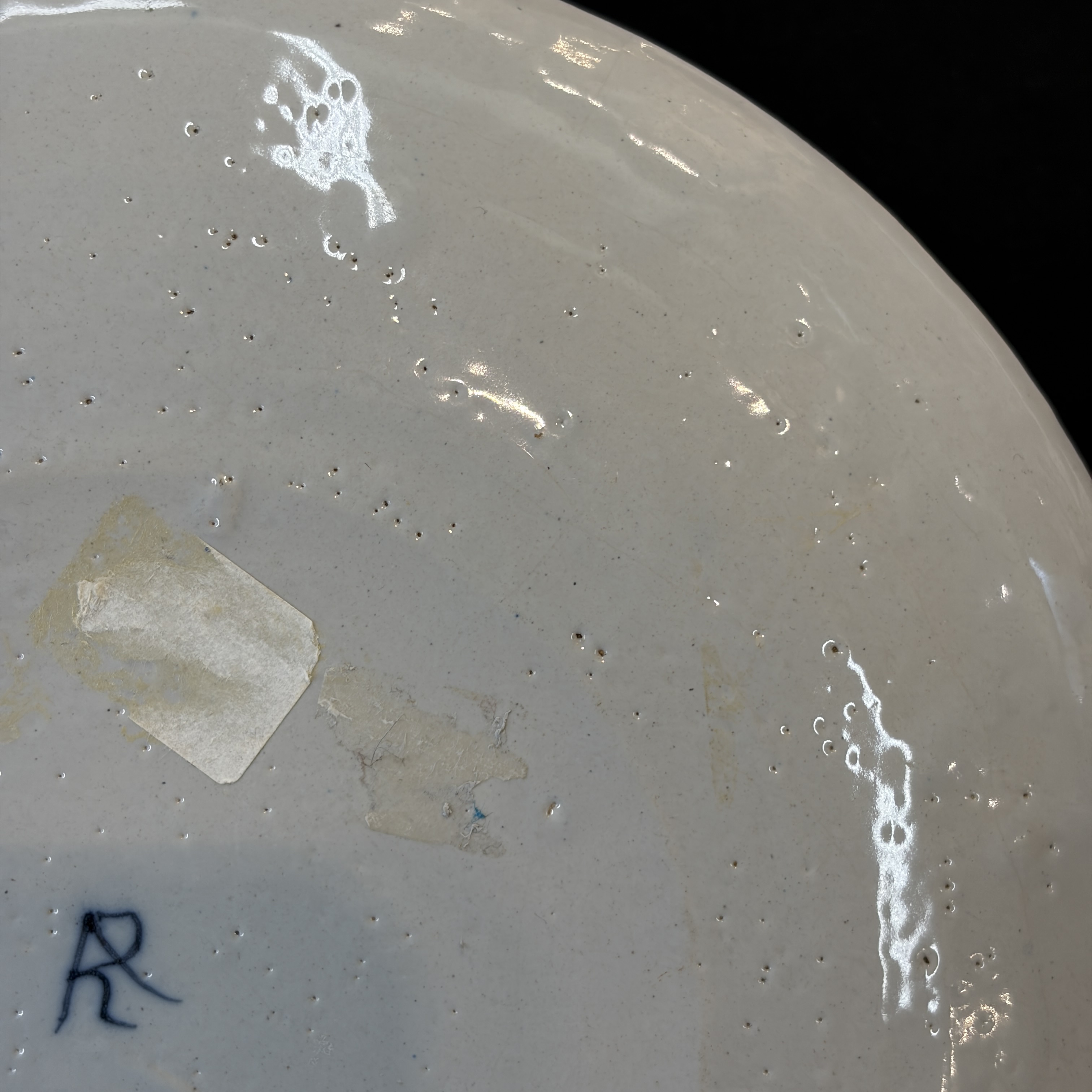     A pair of Dutch Delft blue and white and polychrome ‘Hundred Antiques’ plates — photo 16