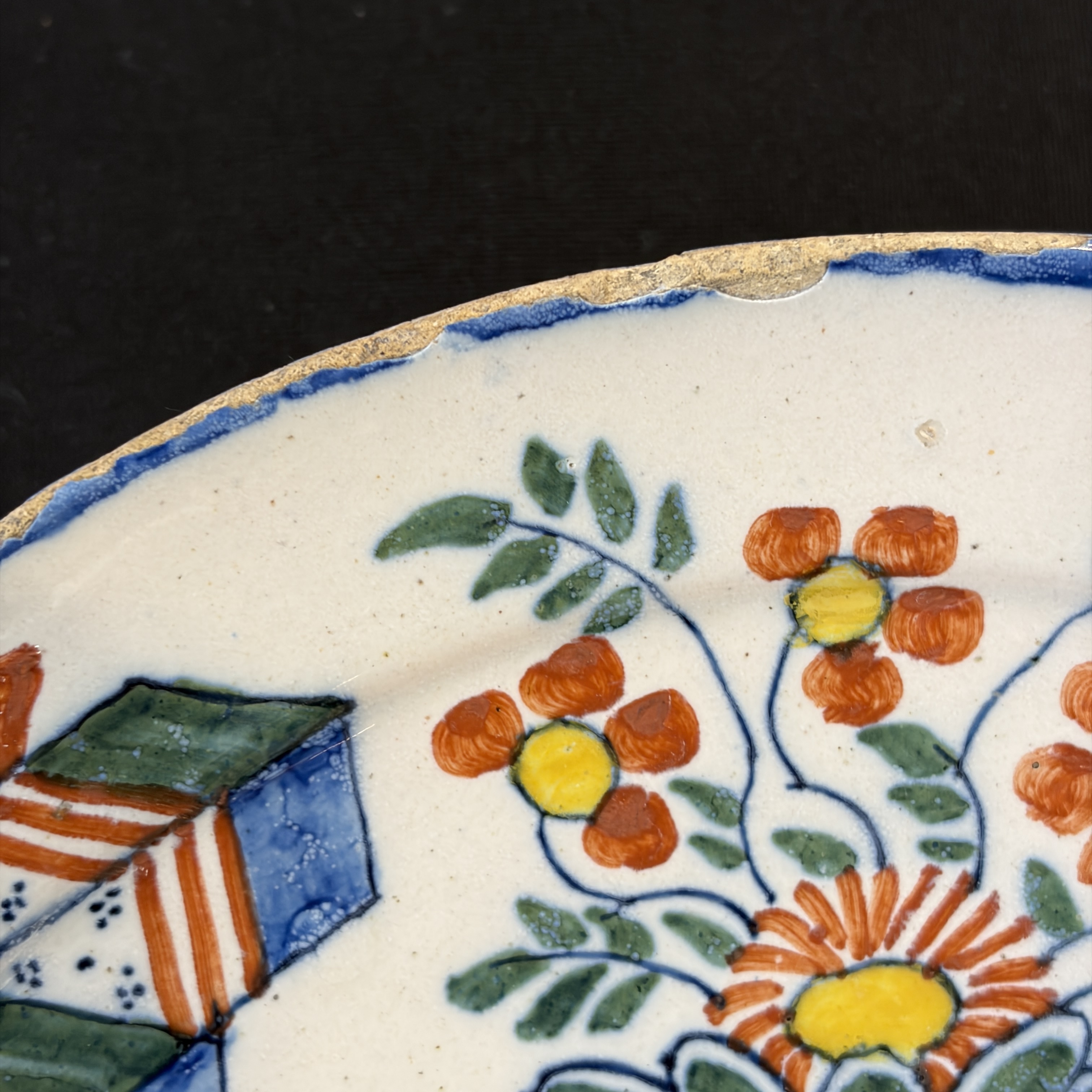     A pair of Dutch Delft blue and white and polychrome ‘Hundred Antiques’ plates — photo 18