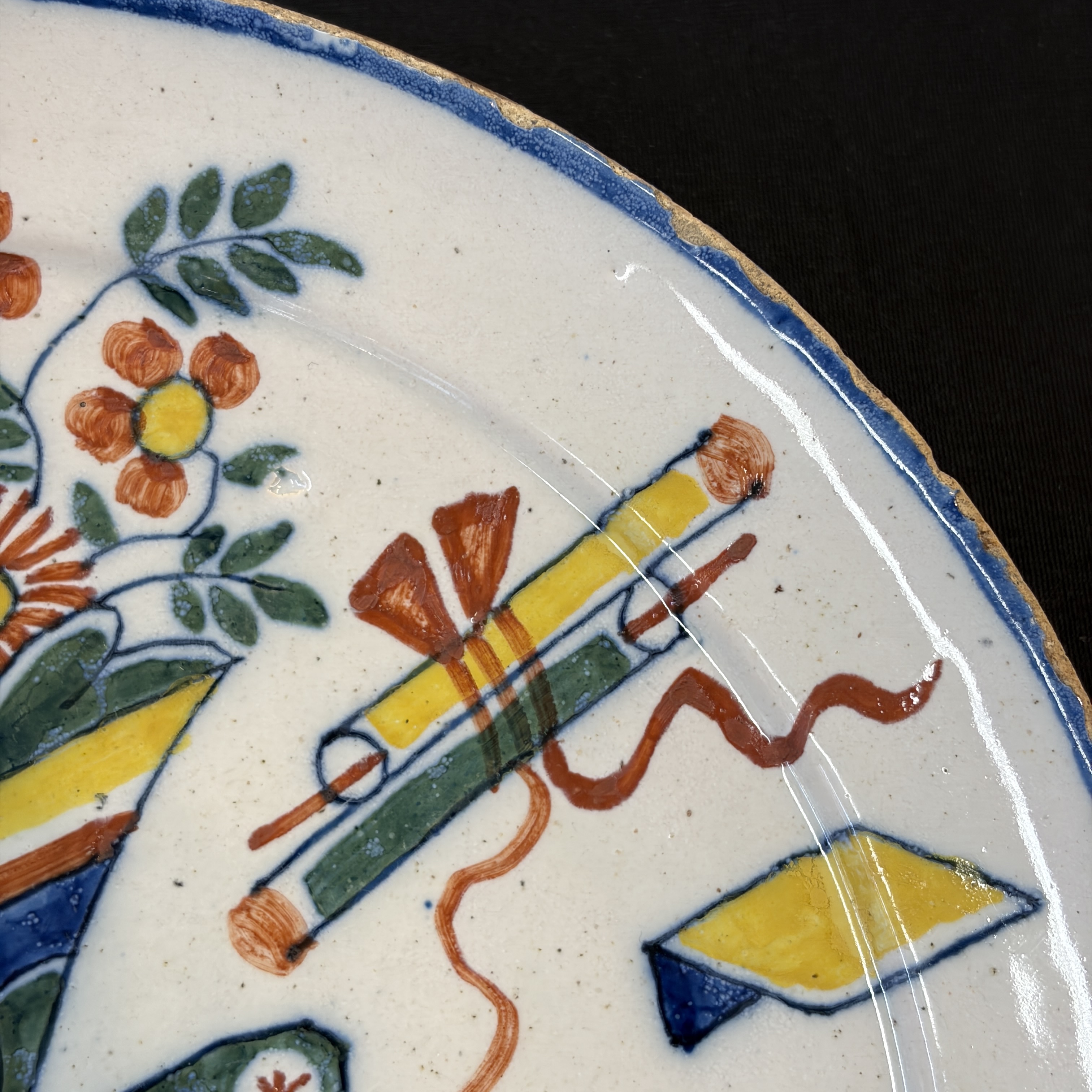     A pair of Dutch Delft blue and white and polychrome ‘Hundred Antiques’ plates — photo 24