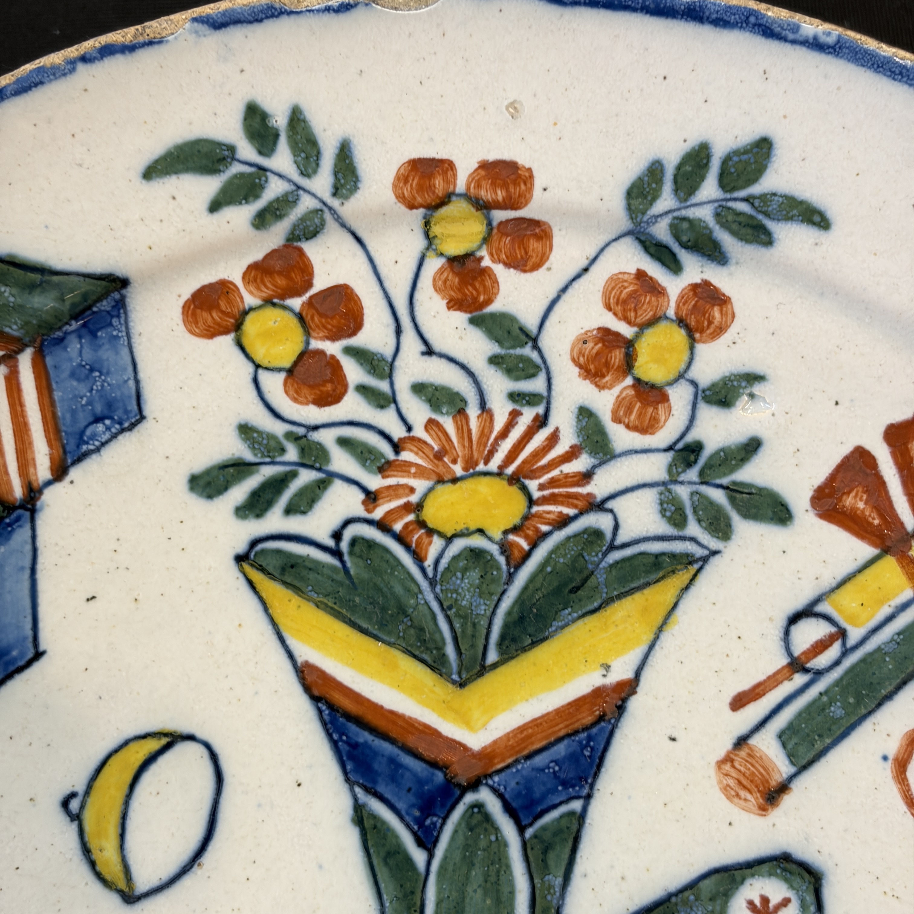     A pair of Dutch Delft blue and white and polychrome ‘Hundred Antiques’ plates — photo 25