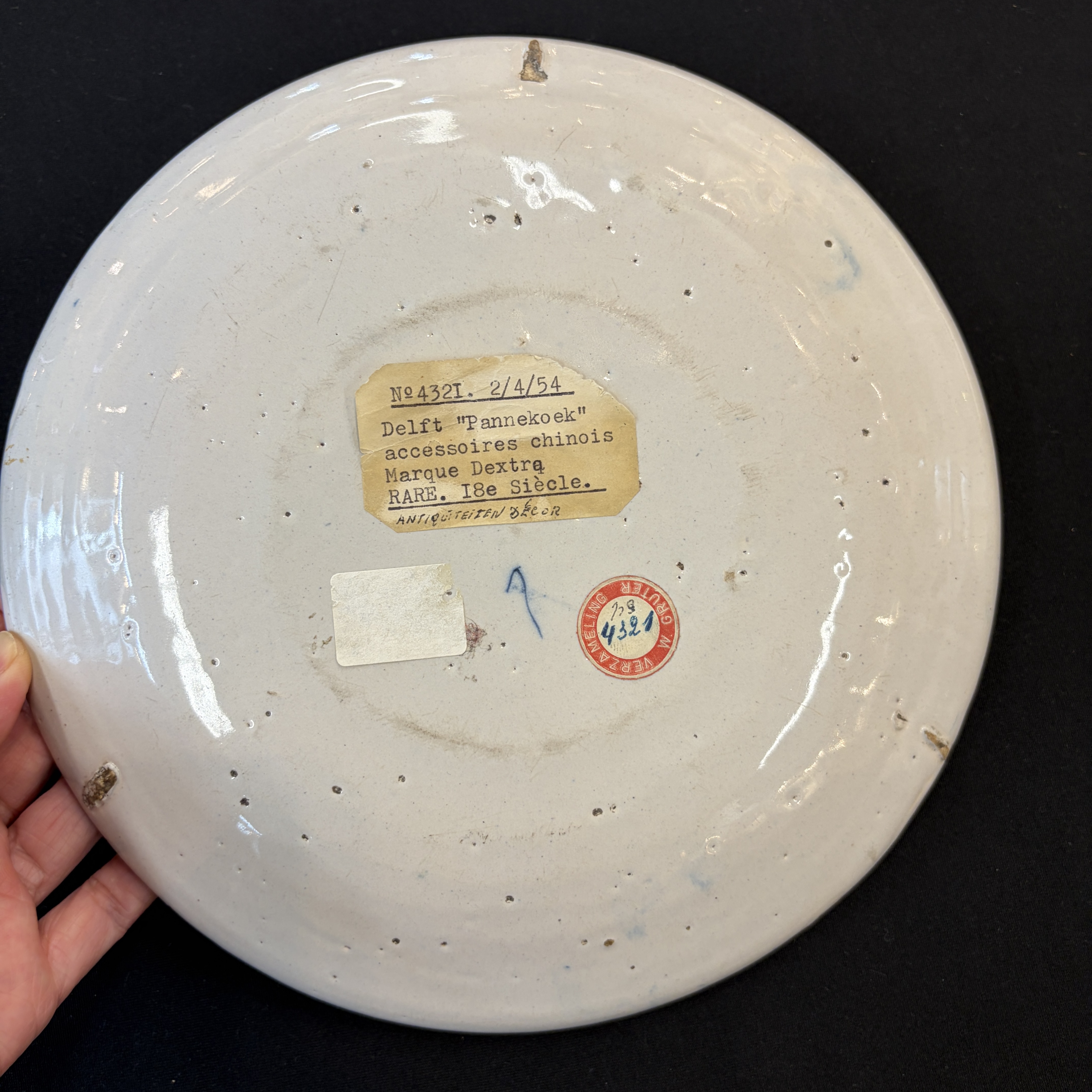     A pair of Dutch Delft blue and white and polychrome ‘Hundred Antiques’ plates — photo 27