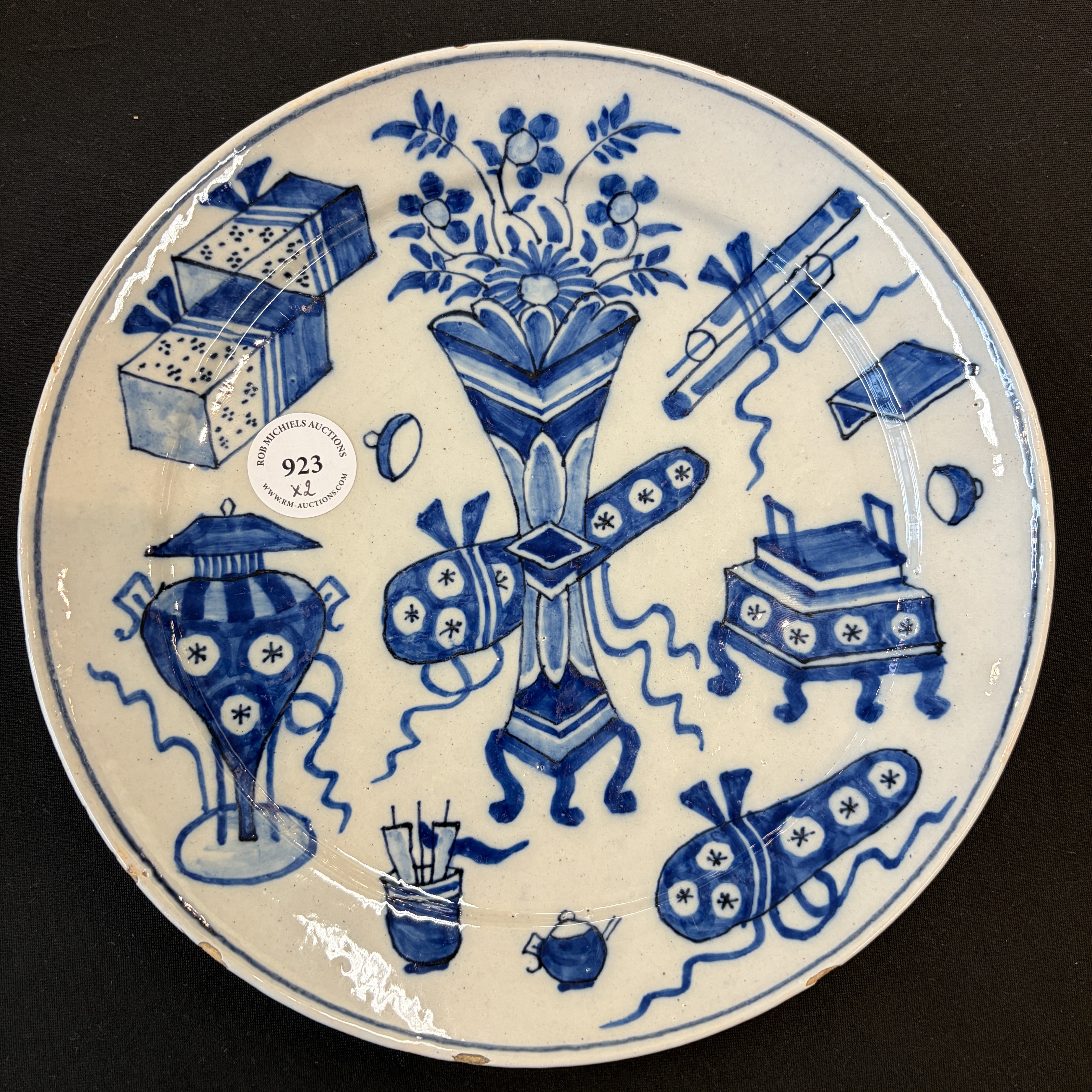     A pair of Dutch Delft blue and white and polychrome ‘Hundred Antiques’ plates — photo 1