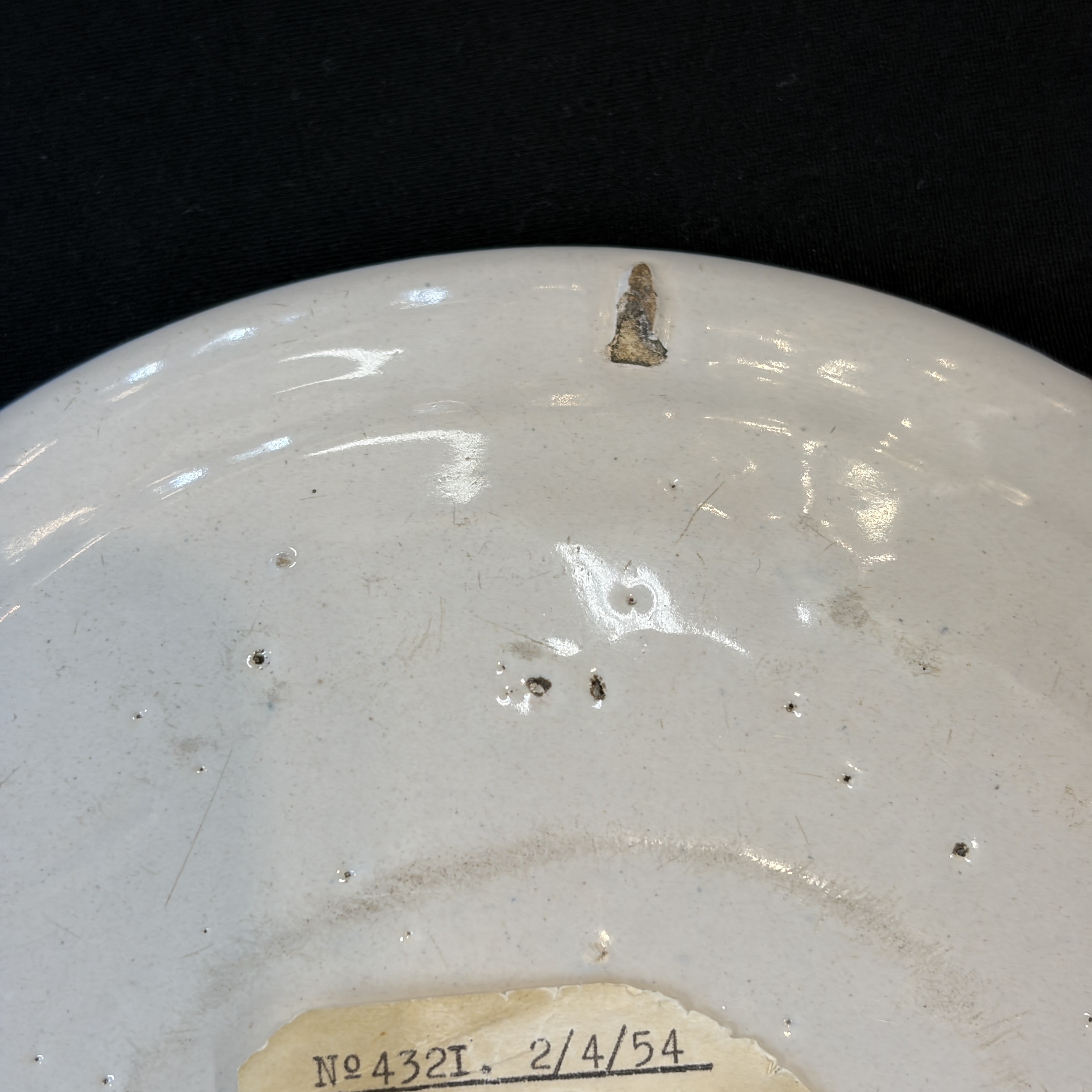     A pair of Dutch Delft blue and white and polychrome ‘Hundred Antiques’ plates — photo 30