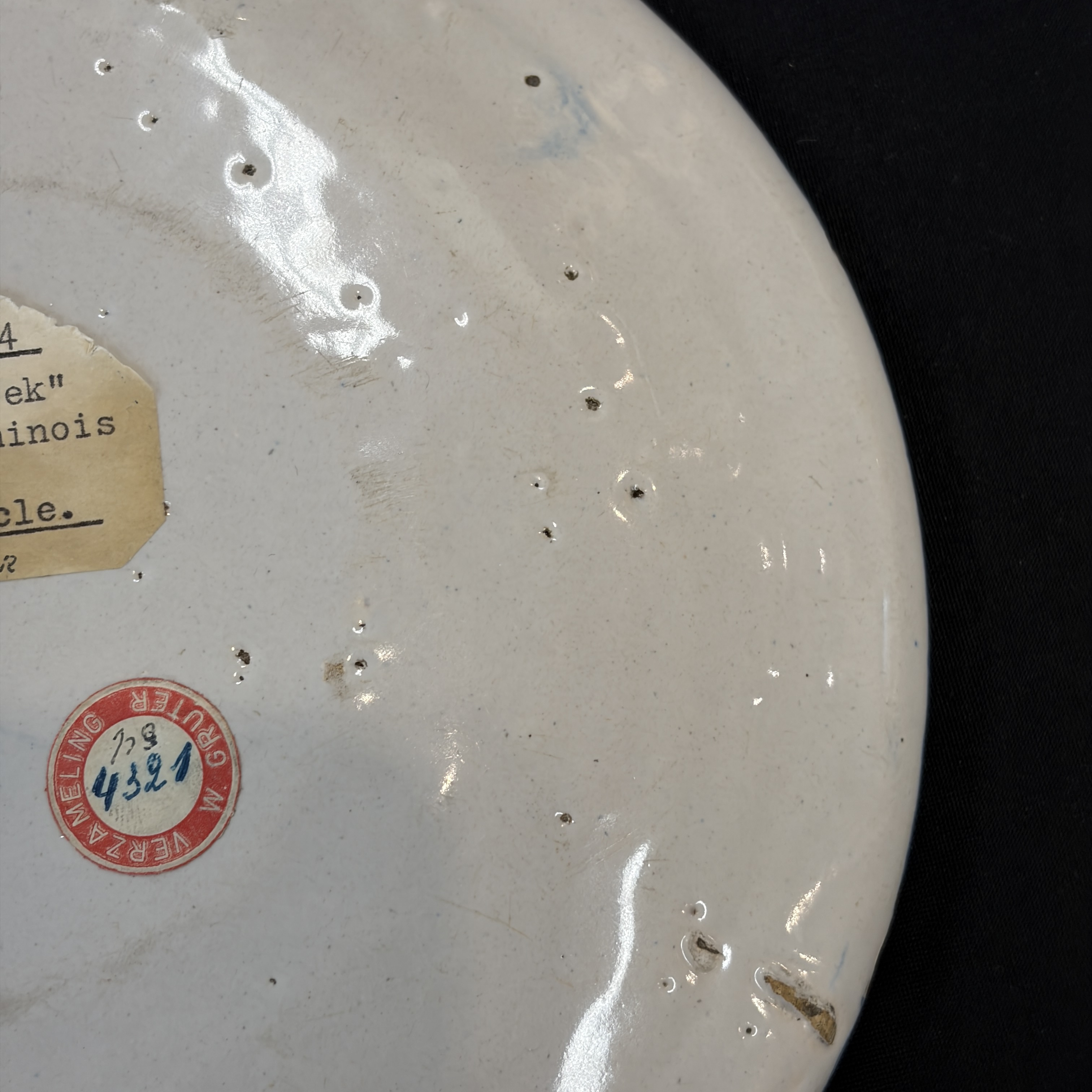     A pair of Dutch Delft blue and white and polychrome ‘Hundred Antiques’ plates — photo 31