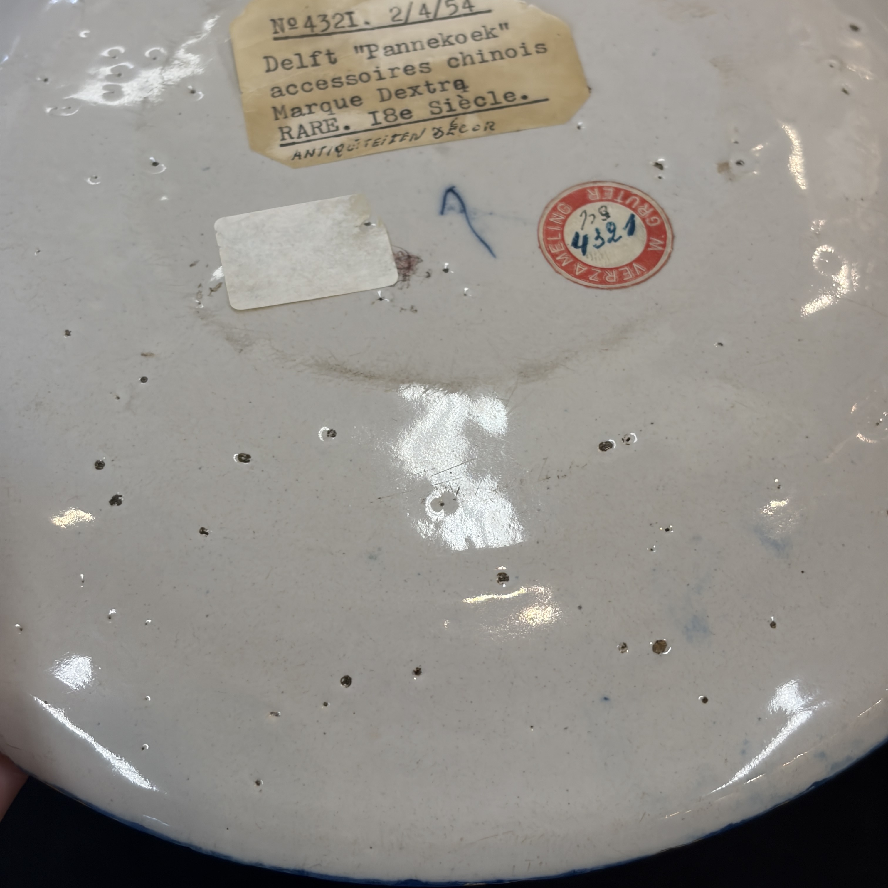     A pair of Dutch Delft blue and white and polychrome ‘Hundred Antiques’ plates — photo 32