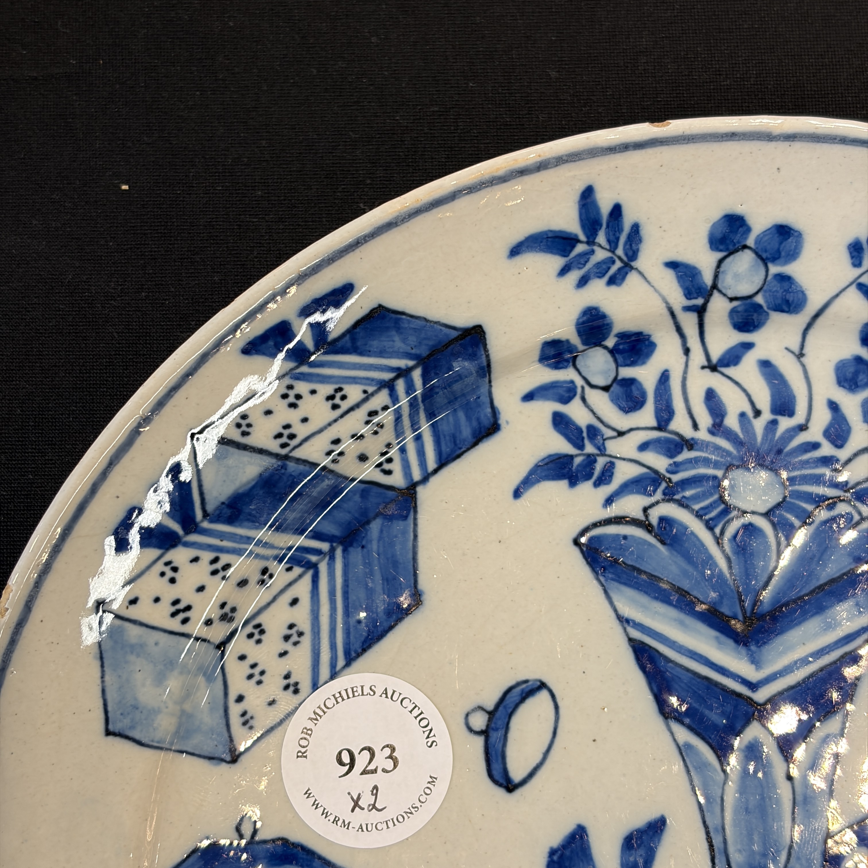     A pair of Dutch Delft blue and white and polychrome ‘Hundred Antiques’ plates — photo 2
