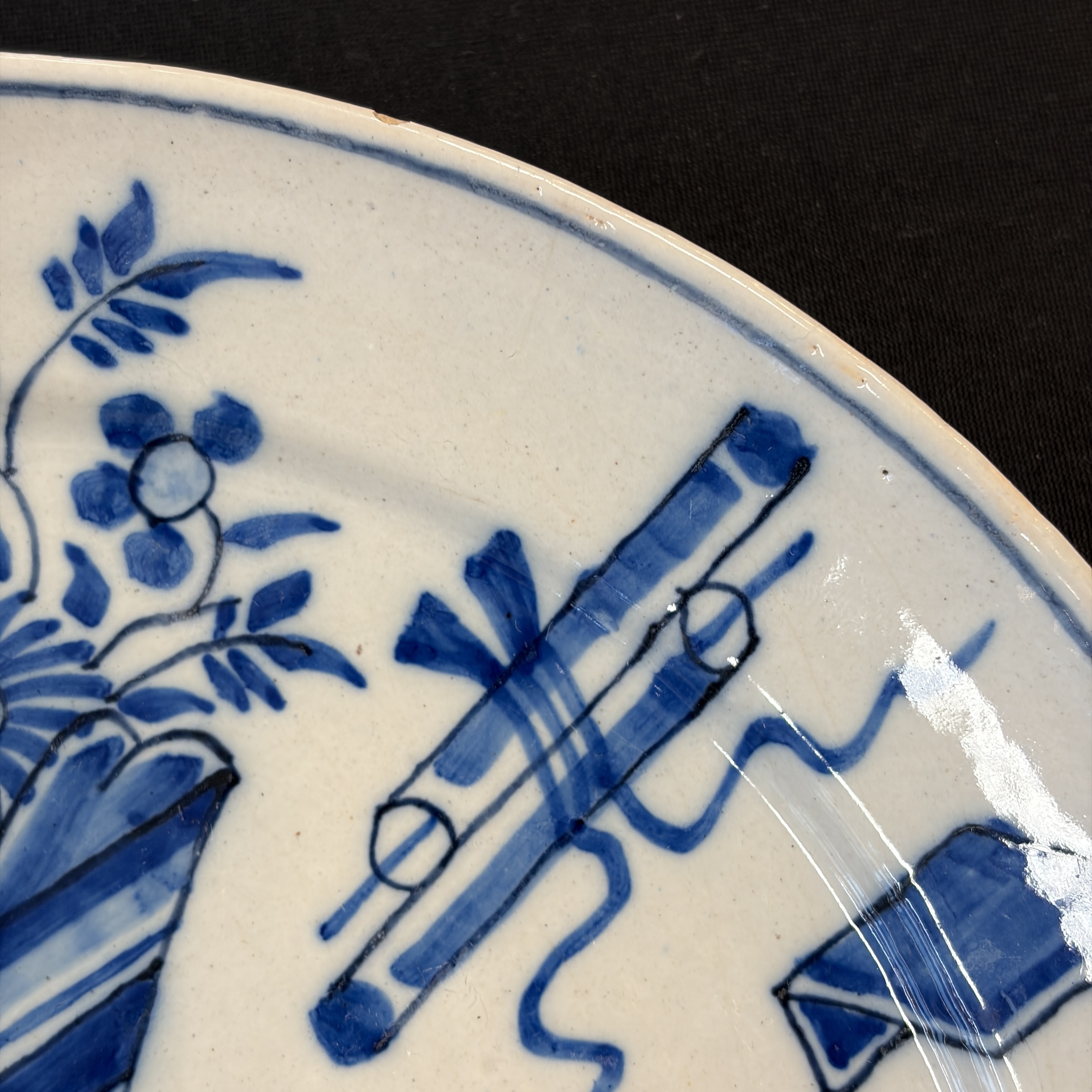     A pair of Dutch Delft blue and white and polychrome ‘Hundred Antiques’ plates — photo 3