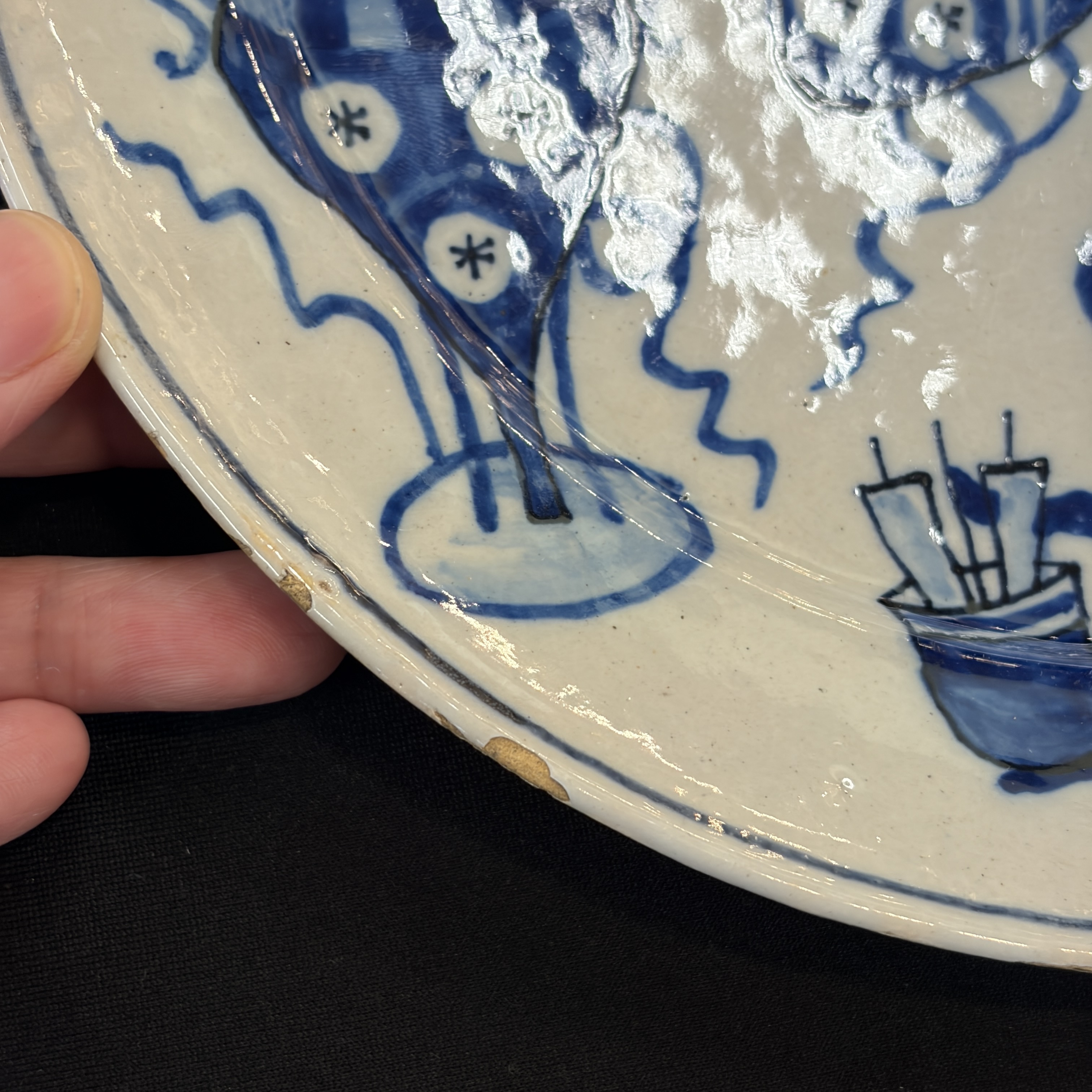     A pair of Dutch Delft blue and white and polychrome ‘Hundred Antiques’ plates — photo 4