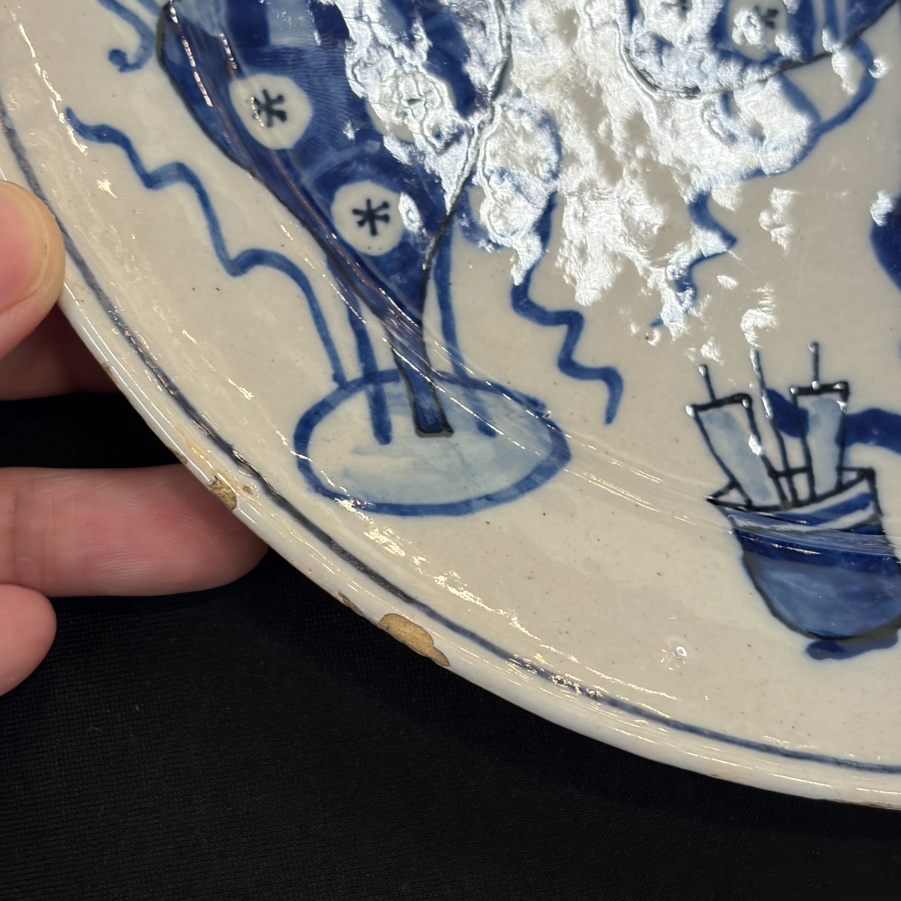     A pair of Dutch Delft blue and white and polychrome ‘Hundred Antiques’ plates — photo 5