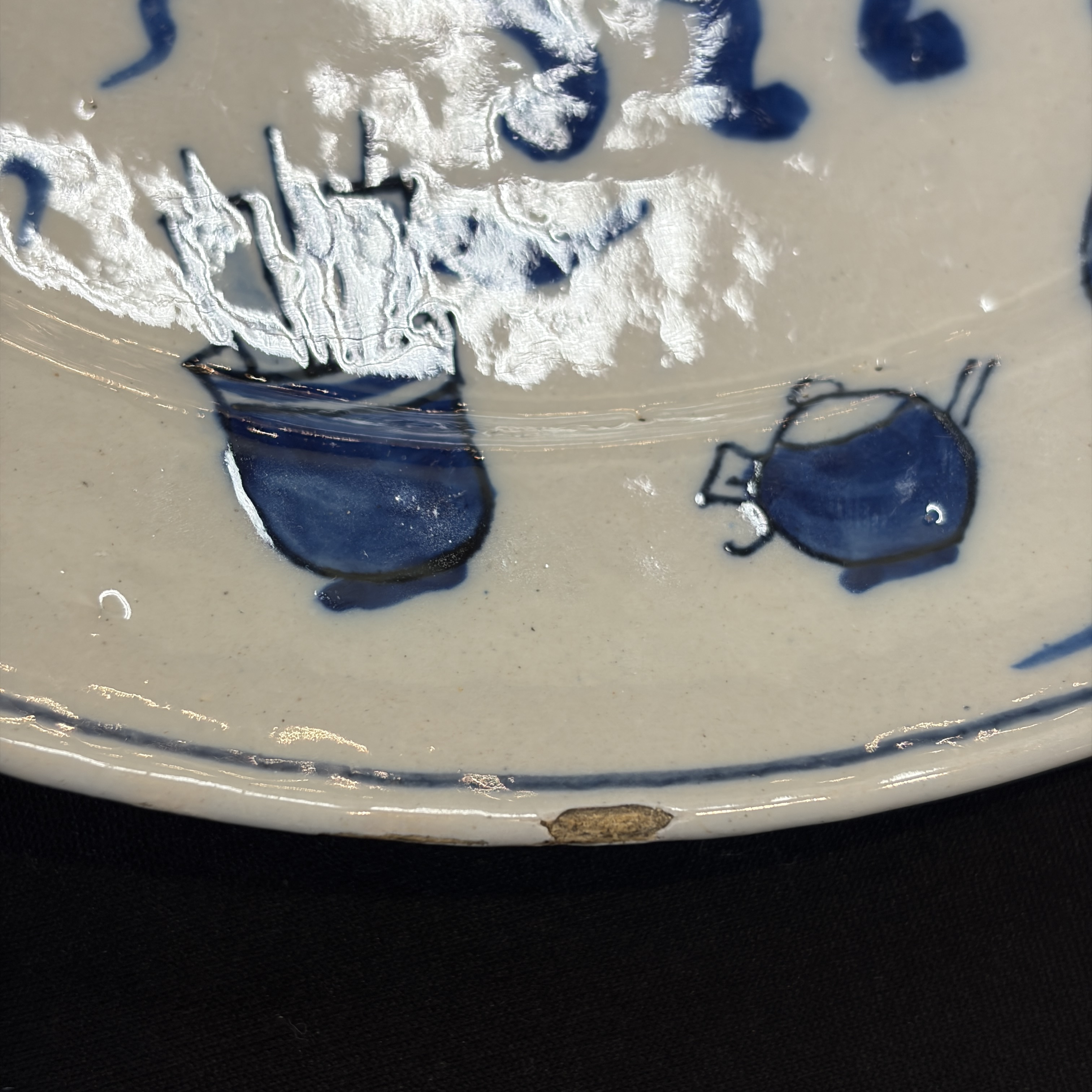     A pair of Dutch Delft blue and white and polychrome ‘Hundred Antiques’ plates — photo 6