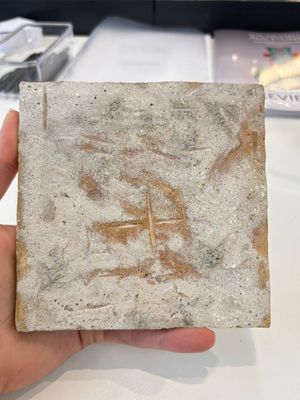 Two polychrome Dutch Delft 'bird' tiles, 17th C. — photo 3