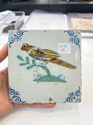 Two polychrome Dutch Delft 'bird' tiles, 17th C. — photo 4