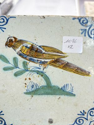 Two polychrome Dutch Delft 'bird' tiles, 17th C. — photo 5