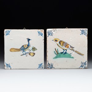 Two polychrome Dutch Delft 'bird' tiles, 17th C. — 照片 1
