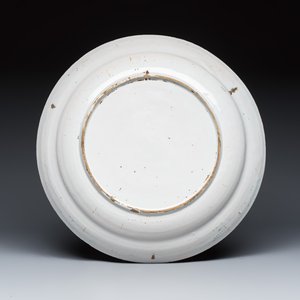 Two polychrome Dutch Delft dishes and a relief-moulded vase — 照片 11