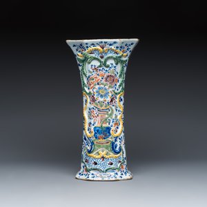 Two polychrome Dutch Delft dishes and a relief-moulded vase — 照片 2