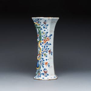 Two polychrome Dutch Delft dishes and a relief-moulded vase — 照片 3