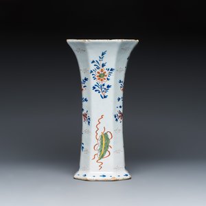 Two polychrome Dutch Delft dishes and a relief-moulded vase — 照片 4