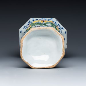 Two polychrome Dutch Delft dishes and a relief-moulded vase — 照片 7