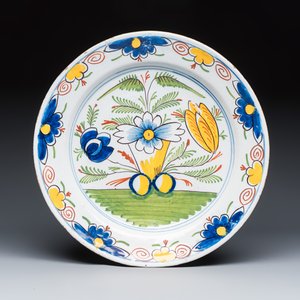 Two polychrome Dutch Delft dishes and a relief-moulded vase — 照片 8