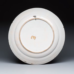Two polychrome Dutch Delft dishes and a relief-moulded vase — 照片 9